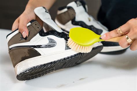 In zes eenvoudige stappen schoenen schoonmaken. Nike NL